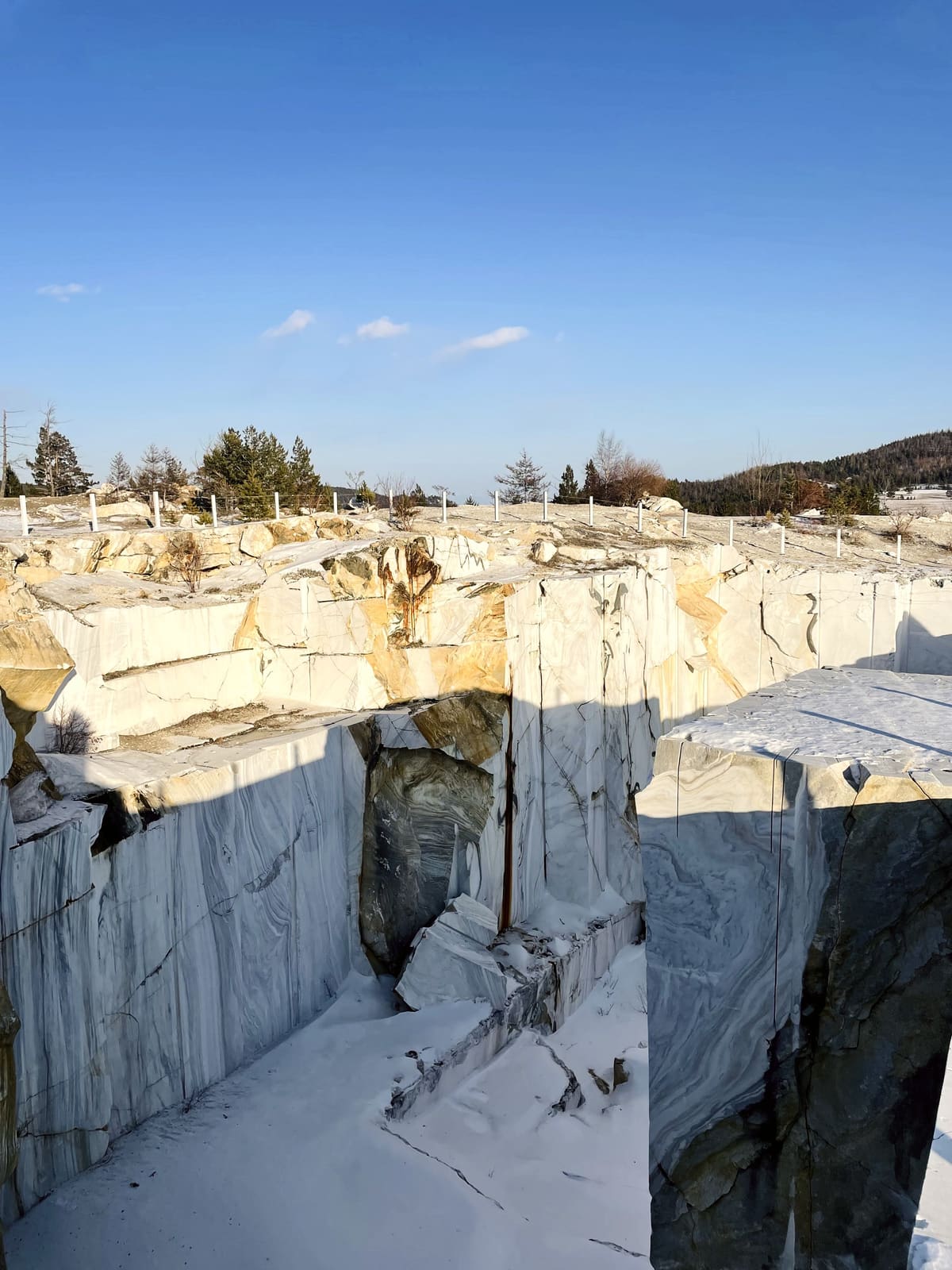 Белые мраморные стены карьера